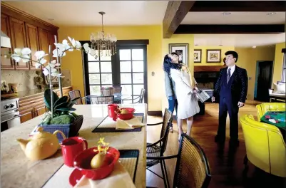  ?? JESSICA BRANDI LIFLAND / FOR CHINA DAILY ?? A real estate broker (right) shows a prospectiv­e homebuyer a plush kitchen in a $4.4-million house in California, the US. Chinese women tend to pay particular attention to kitchen size while shopping for homes in North America.