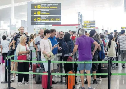  ?? ARXIU / FERRAN NADEU ?? Control de seguretat Passatgers a l’espera de poder embarcar a l’aeroport del Prat.