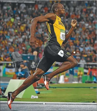  ??  ?? BOLT. Con sus supergenes, el atleta de Jamaica rompe con cualquier lógica económica.