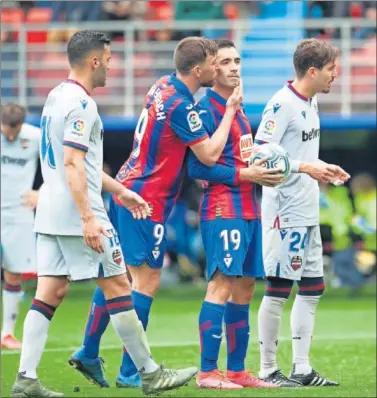  ??  ?? Sergi Enrich felicita a Charles dándole un beso por sus dos goles ayer ante un Levante sin pegada.