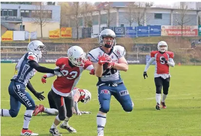  ?? FOTO: CEDRIC ELTZE ?? Das einzige Testspiel im Vorfeld der Oberliga-Saison gewannen die Ambosse mit 36:6 (30:0) gegen den NRW-Ligisten Neuss Gladiators.