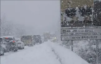  ?? (Photo E. C.) ?? Sur la route, ça tombe à gros flocons, mais ça roule toujours, tant bien que mal.