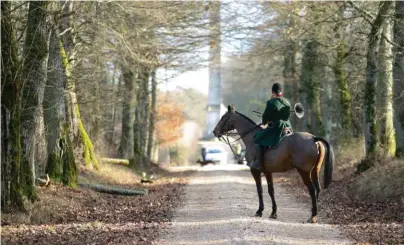  ??  ?? Au moins en vènerie, le cheval va de soi.