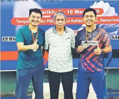  ??  ?? The men’s doubles champions with Persatuan Badminton Bumiputra Sarawak deputy president Shaifulbah­ari Shukri (centre).