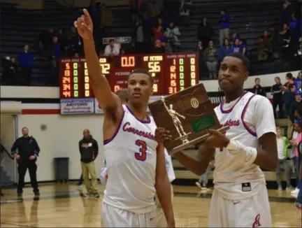  ?? DEANDRE’ PATRICK — THE NEWS-HERALD ?? Cornerston­e Christian’s Michael Bothwell, left, and Martel Ferrell accept a Division IV regional title March 16 in Canton.