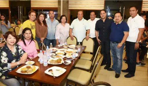  ?? — Jun Jaso/Pampanga PIO ?? Governor Lilia Pineda celebrates her birthday on February 21 with husband and businessma­n Rodolfo Pineda together with Vice-Governor Dennis Pineda, Department of Interior and Local Government Assistant Regional Director Myrvi Fabia, and mayors Danilo...