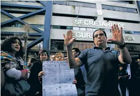  ?? REBECCA BLACKWELL/THE ASSOCIATED PRESS ?? People who work inside an office of the Secretary of Public Security organize in the street Monday as they collective­ly refuse to return to work inside the building which they say suffered internal damage in last week’s 7.1 magnitude earthquake in...