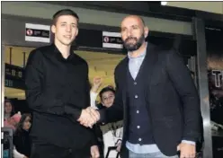  ??  ?? CON MONCHI. Lenglet aterrizó en Sevilla en la mañana de ayer.