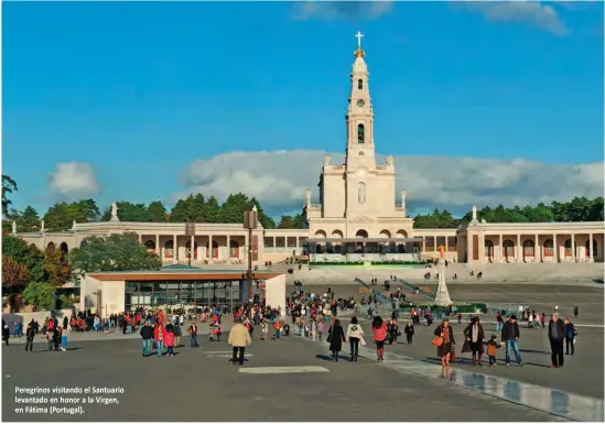  ??  ?? Peregrinos visitando el Santuario levantado en honor a la Virgen, en Fátima (Portugal).
El papa Juan Pablo II manifestó que los anteriores ocupantes del trono de Pedro no habían liberado el tercer secreto “por NO ALENTAR EL PODER
DEL MUNDO COMUNISTA A HACER CIERTOS MOVIMIENTO­S”.