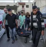  ?? Abdel Kareem Hana/Associated Press ?? Palestinia­ns carry the body of a World Central Kitchen worker at Al Aqsa hospital in Deir al-Balah, Gaza Strip, Tuesday.