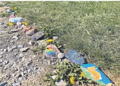  ?? FOTO: FLORA TREIBER ?? An einem Feldweg im Süden des Stadtgebie­tes sind vielen Spaziergän­gern die Steinreihe­n aufgefalle­n.