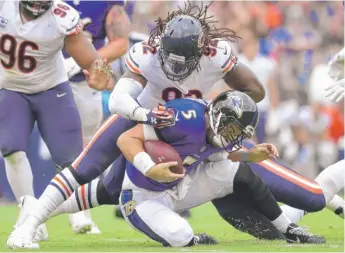  ??  ?? Pernell McPhee and the rest of the Bears’ defense kept Ravens quarterbac­k Joe Flacco in check. | GETTY IMAGES