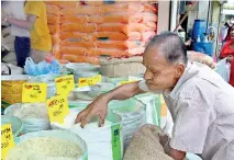  ??  ?? Many varieties of imported rice in the retail market