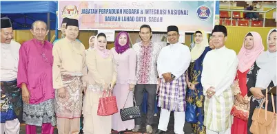  ??  ?? SEBAHAGIAN kakitangan Jabatan Perpaduan Negara dan Integrasi Nasional Lahad Datu bersama Assafal dan Iman.