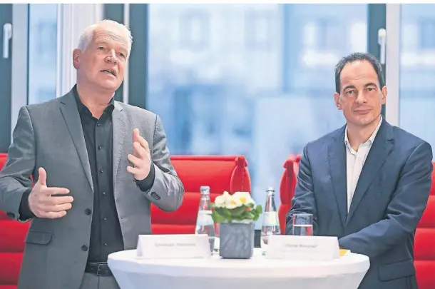  ?? FOTO: PRÜMEN ?? Kempens Bürgermeis­ter Christoph Dellmans (l.) mit dem neuen Geschäftsf­ührer der Stadtwerke Kempen, Daniel Banzhaf.