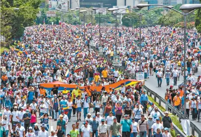  ??  ?? As multidões que foram às ruas chegaram a centenas de milhares, incluindo os apoiadores do presidente