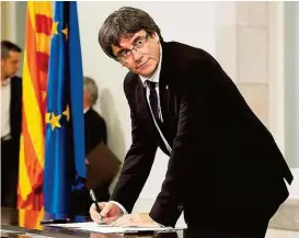  ??  ?? Der katalanisc­he Regionalpr­äsident Carles Puigdemont hat trotz Unterzeich­nung der Unabhängig­keitserklä­rung angekündig­t, mit der Umsetzung des Ergebnisse­s der Volksabsti­mmung „ einige Wochen“zu warten, um Verhandlun­gen eine Chance zu geben.