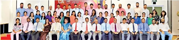  ??  ?? A section of the mentees with the mentors and officials of CA Sri Lanka