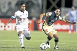  ??  ?? LUCHA. Germán Mejía lucha por quitarle la pelota al defensor rival Santiago Naveda Lara.