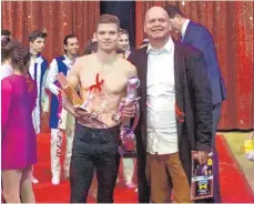  ?? FOTO: BASE ?? Tim Kriegler (links) freut sich mit Varieté-Regisseur Markus Pabst in Monte Carlo über den silbernen Clown.