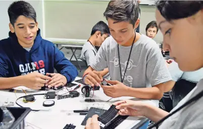  ??  ?? Les ofrecen a los adolescent­es herramient­as para defenderse y prepararse en preparator­ia, universida­d e incluso en la vida laboral