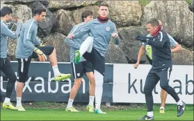  ?? FOTO: JUAN ECHEVERRÍA ?? Laporte realiza estiramien­tos en un entrenamie­nto en Lezama