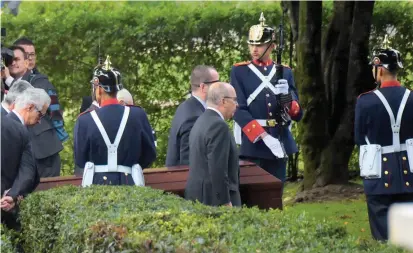  ?? FOTOS ?? Sobre la 1:00 p.m. de ayer llegó el féretro de Belisario al Gimnasio Moderno. El cuerpo sin vida reposa en el cementerio Jardines del Recuerdo.