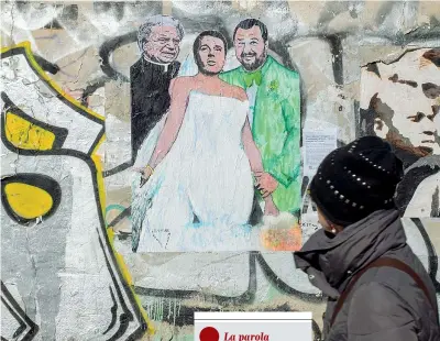  ??  ?? Street art
«San Valentino a Palazzo» è l’opera dell’artista Cristina Donati Meyer affissa sui Navigli, a Milano: l’unione tra Renzi e Salvini officiata da Verdini, già artefice del Patto del Nazareno tra Berlusconi e Renzi