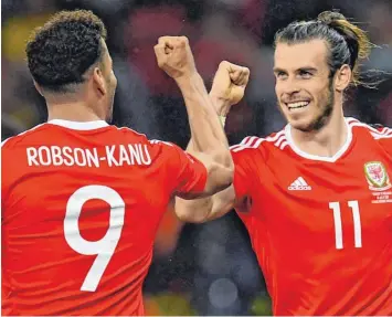  ?? Foto: Paul Ellis, afp ?? Der Star freut sich mit einem der Torschütze­n: Gareth Bale (rechts) gratuliert Hal Robson-Kanu zu seinem Tor zum 2:1. Belgien hat darauf keine Antwort mehr, Wales gewinnt sogar mit 3:1.