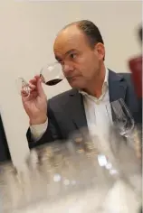  ??  ?? Pour Olivier Poussier, Meilleur sommelier du monde, rien ne remplace la dégustatio­n pour
savoir si, oui ou non, un vin doit être carafé.