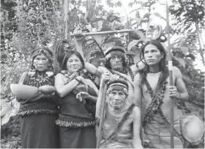  ??  ?? Las familias exponen con orgullo cada cabeza reducida. (Foto: etniasdele­cuador.blogspot.com)