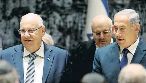  ?? THOMAS COEX / AFP ?? El presidente israelí, Reuven Rivlin, junto al primer ministro, Beniamin Netanyahu