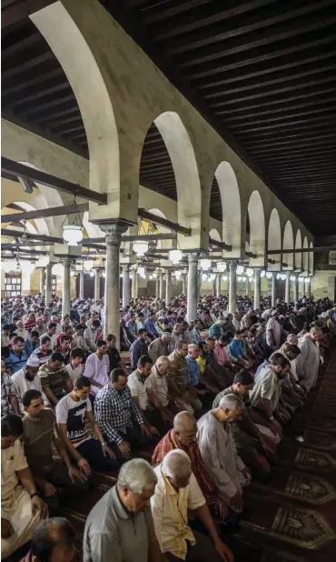  ?? Foto: AFP/Khaled Desouki ?? Freitagsge­bet in der Al-Azhar-Moschee von Kairo