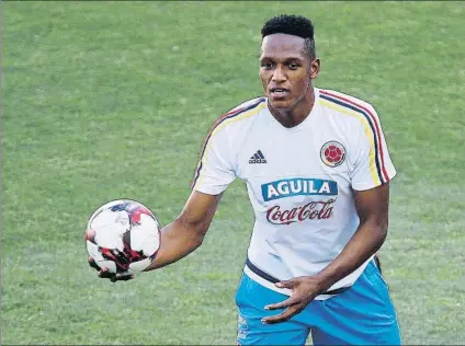  ?? FOTO: J.A. SIRVENT ?? Cuenta atrás. Yerry Mina está esperando noticias sobre su traspaso al Barça desde Colombia, donde está de vacaciones