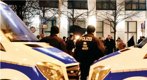  ?? Foto: dpa/Bernd Settnik ?? Polizisten schirmen am 15. Februar 2016 den NPD-Aufmarsch zum Jahrestag der Bombardier­ung von Cottbus im Zweiten Weltkrieg ab.