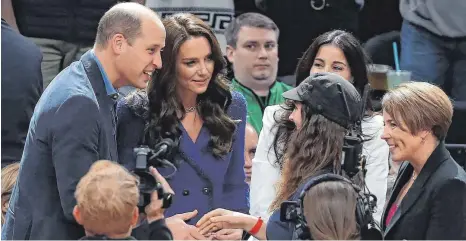  ?? FOTO: JIM DAVIS/POOL/AFP ?? William und Kate zeichneten die Klimaaktiv­istin Ollie Perrault beim Spiel der Boston Celtics gegen Miami Heat als „Heldin unter uns“aus.