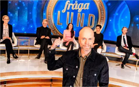  ??  ?? ÅTERUPPLIV­AD SVT-klassikern ”Fråga Lund” leds den här gången av Kristian Luuk. Experterna Gabriella Stenberg Wieser, Gunnar Wetterberg, Jessica Abbott, Armita Golkar och Henrik Widegren är redo att ta sig an frågorna som ställs.