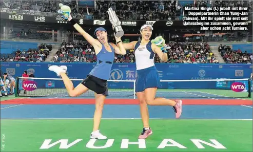  ??  ?? Martina Hingis (l.) jubelt mit ihrer
Doppelpart­nerin Chan Yung-Jan (Taiwan). Mit ihr spielt sie erst seit Jahresbegi­nn zusammen, gewann
aber schon acht Turniere.