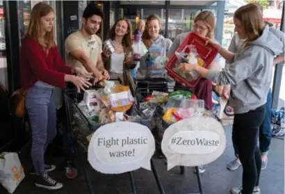  ?? FOTO BELGA ?? In verschille­nde andere steden, zoals hier in Berlijn, werden winkels al ‘slachtoffe­r’ van een plastic attack.