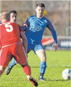  ?? FOTO: VOLKER STROHMAIER ?? Der SV Baustetten (hier mit Florian Huber) will wie im Hinspiel für eine Überraschu­ng gegen den SV Mietingen sorgen.