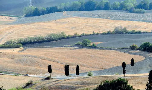  ??  ?? Il paesaggio della Val d’Orcia, patrimonio Unesco