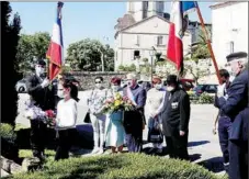  ??  ?? Dépôt de gerbe par une écolière