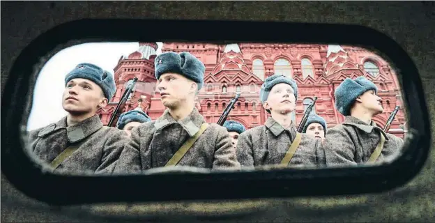  ?? YURI KOCHETKOV / EFE ?? Soldados con uniformes históricos desfilan en la 78.ª edición de la parada militar que conmemora la batalla de Moscú de 1941