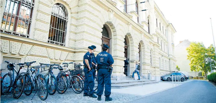  ??  ?? Der Grazer Prozess gegen eine Glaubensgr­uppe rund um einen radikalen islamistis­chen Prediger fand unter starker Polizeiprä­senz in und außerhalb des Gerichtsge­bäudes statt.