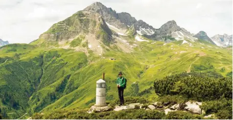  ?? Foto: Christof Herrmann ?? Christof Herrmann am Startpunkt seiner Wanderung durch Deutschlan­d, dem Haldenwang­er Eck in den Allgäuer Alpen. Herrmann lief hier Ende Juni los. Anfang September erreichte er Sylt.