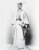  ??  ?? Heinrich Freiherr von Siebold in japanische­r Tracht (1897), Buddha-statue und Reisetruhe