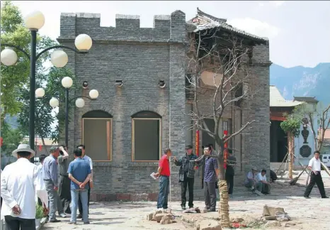  ?? PROVIDED TO CHINA DAILY ?? Once an old house has been transforme­d into a bar in Xu village, Shanxi province.