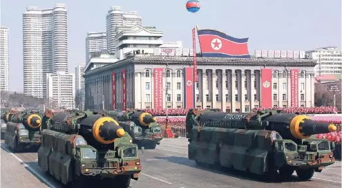  ?? FOTO: AP ?? Die Welt soll sich vor Nordkorea fürchten: eine Militärpar­ade des Regimes von Kim Jong Un im August 2017.