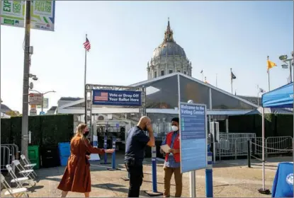  ?? LI JIANGUO / XINHUA ?? An outdoor voting center has been operating in Los Angeles since Oct 5. The center was establishe­d amid rising COVID-19 cases in the United States.