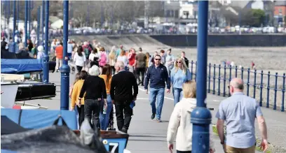  ?? Pictures: Gayle Marsh ?? Visitors flocked to Mumbles to enjoy the warmest day of the year.